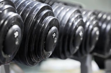 Spor salonunda egzersiz halter