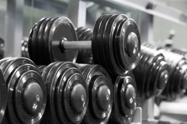 Spor salonunda egzersiz halter