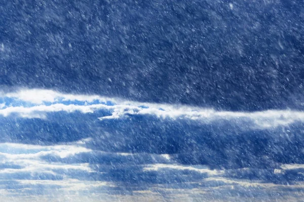 Cielo oscuro con nubes — Foto de Stock