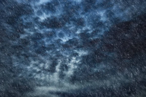 Cielo oscuro con nubes — Foto de Stock