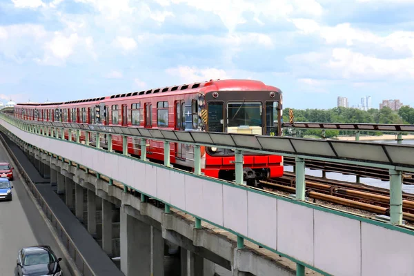 Metro treni ile köprü — Stok fotoğraf