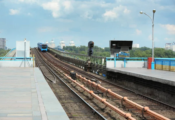 Överbrygga med tunnelbanetåg — Stockfoto