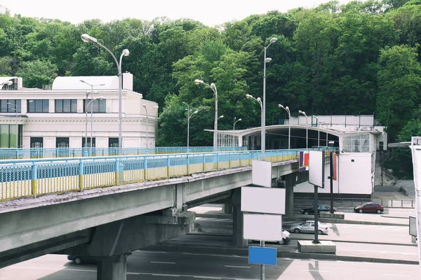 Ponte con treno della metropolitana — Foto Stock