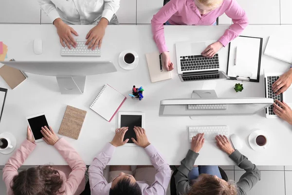 Grupo Personas Que Trabajan Sus Computadoras Aparatos Oficina — Foto de Stock