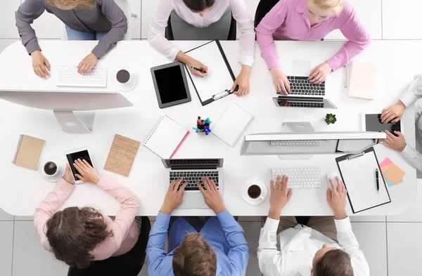 Gruppe Von Menschen Die Büro Ihren Computern Und Geräten Arbeiten — Stockfoto