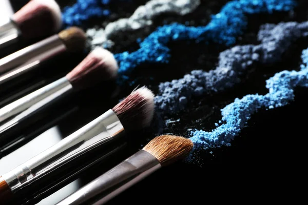 Make up brushes and eye shadows — Stock Photo, Image