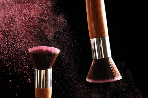 Cepillos de maquillaje con polvo rosa — Foto de Stock