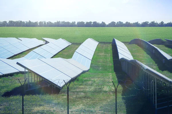 フィールドでの太陽電池パネル — ストック写真