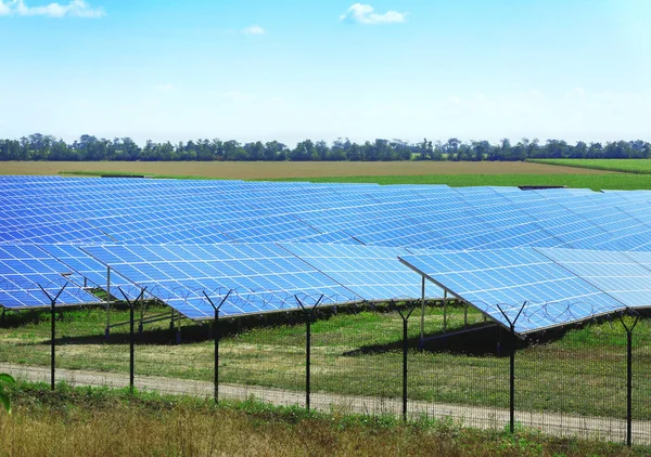 Solar panels in field — Stock Photo, Image