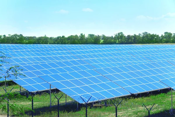 Zonnepanelen in veld — Stockfoto