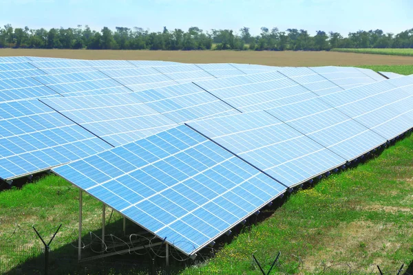 Solar panels in field — Stock Photo, Image