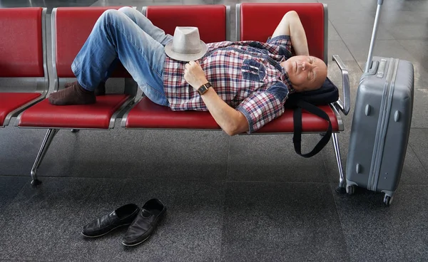 Homem Dormindo Banco Aeroporto — Fotografia de Stock
