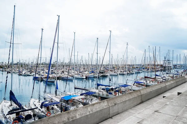 Büyük liman ile demirli yatlar