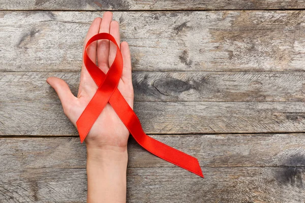 Female hand holding ribbon — Stock Photo, Image