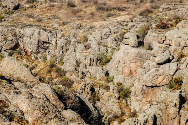 Ландшафт с холмами и камнями — стоковое фото