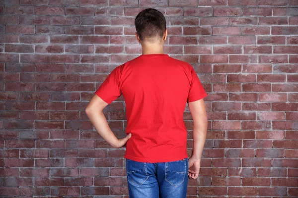 Ung man i tomma t-shirt — Stockfoto