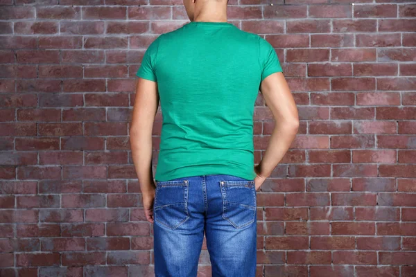 Hombre joven en camiseta en blanco —  Fotos de Stock