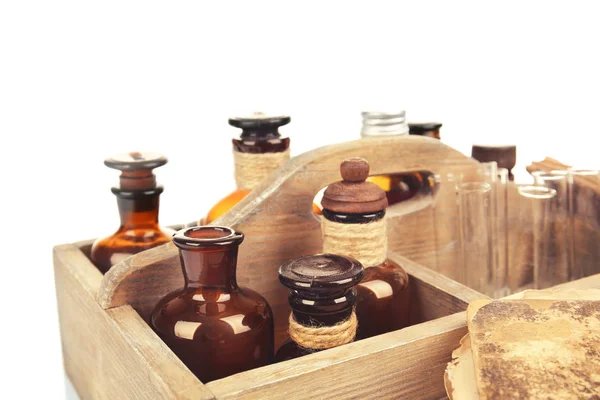 Flessen in houten kist — Stockfoto