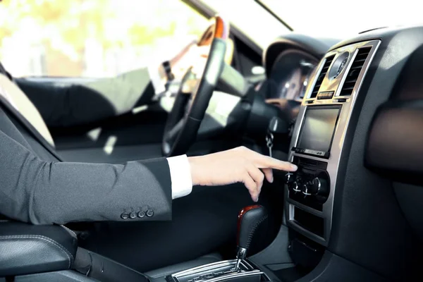 Chauffeur driving car — Stock Photo, Image