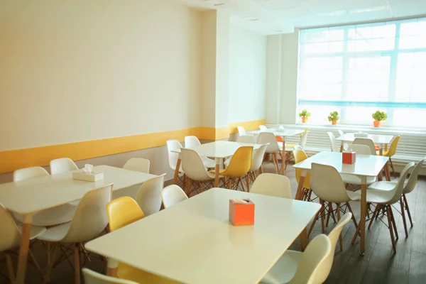 Modern okul kafeteryasında — Stok fotoğraf