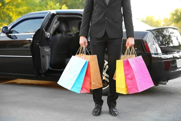 Holding alışveriş torbaları şoför