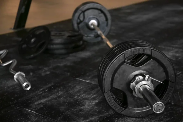 Barbell en el suelo en el gimnasio —  Fotos de Stock