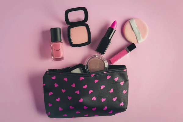 Kosmetické tašky a make-up produkty — Stock fotografie