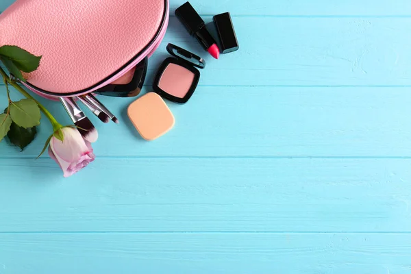 Saco cosmético e produtos de maquiagem — Fotografia de Stock
