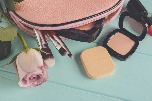 Bolso cosmético y productos de maquillaje — Foto de Stock
