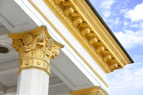 Building in neoclassical style — Stock Photo, Image