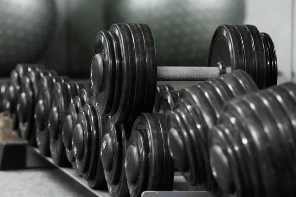 Exercising Dumbbells at gym — Stock Photo, Image