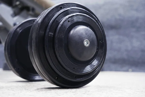 Exercising Dumbbell at gym — Stock Photo, Image