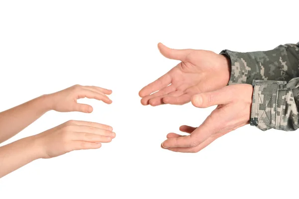 มือของทหารและเด็ก — ภาพถ่ายสต็อก