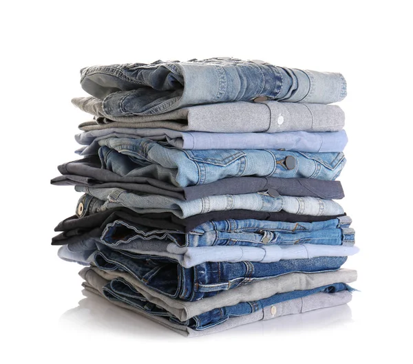 Стопка джинсового одягу — стокове фото