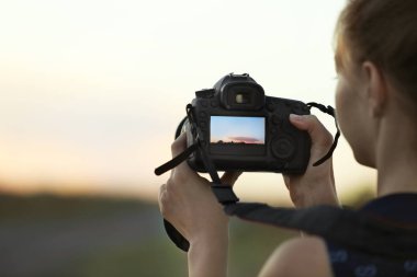 Arka plan bulanık kamera kadınla