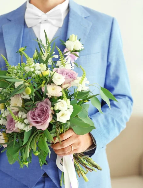 Groom avec beau bouquet — Photo