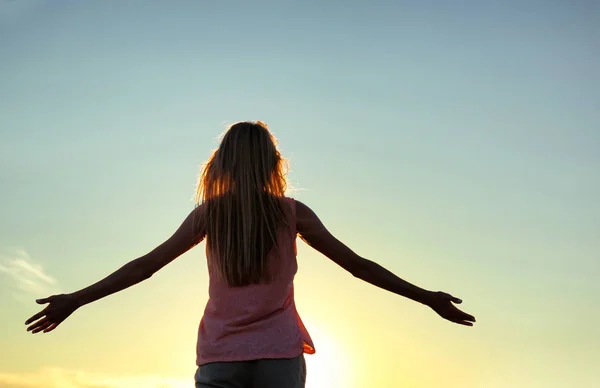 Silhueta de mulher no céu de pôr-do-sol — Fotografia de Stock