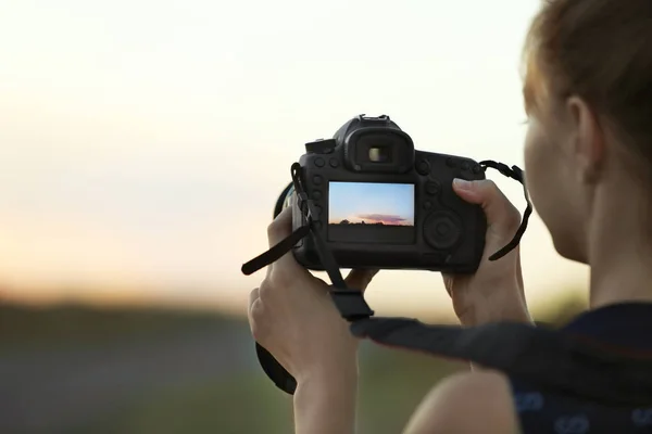 Женщина с камерой на размытом фоне — стоковое фото