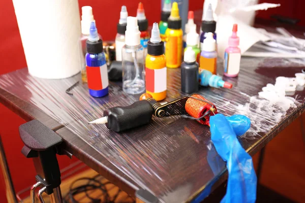 Dövme makinesi ve renkli mürekkep ile şişe — Stok fotoğraf