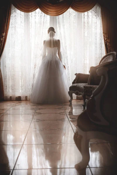 Bella sposa vicino alla finestra — Foto Stock