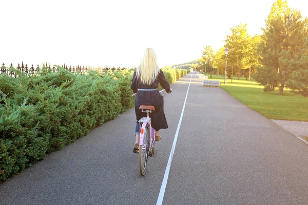 Mulher andar de bicicleta — Fotografia de Stock