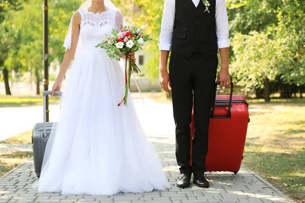 Наречений і наречений з великою валізою — стокове фото