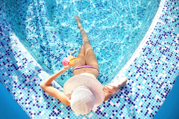 Mulher com coquetel na piscina — Fotografia de Stock