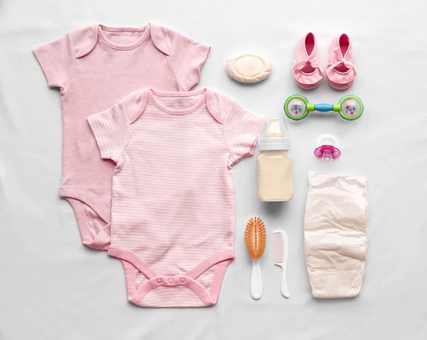 Acessórios e roupas para cuidados com o bebê — Fotografia de Stock