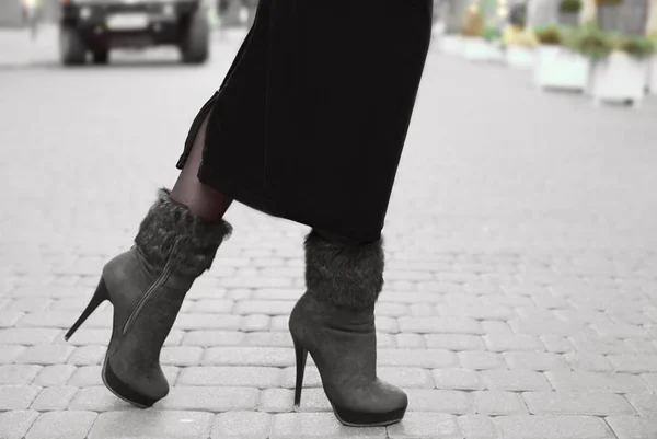 Femme élégante en chaussures à talons hauts — Photo