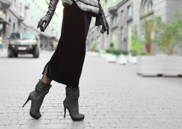 Mulher elegante em sapatos de salto alto — Fotografia de Stock