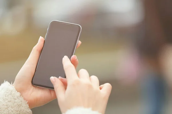 Frau mit Smartphone — Stockfoto