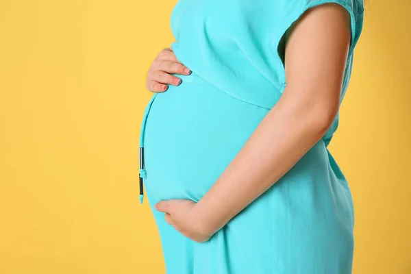 गर्भवती महिला पोट स्पर्श — स्टॉक फोटो, इमेज