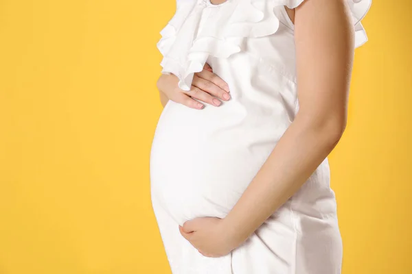 Pregnant woman touching belly — Stock Photo, Image