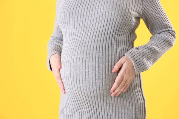 Mulher grávida tocando barriga — Fotografia de Stock